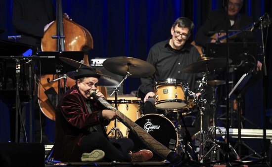 Foto: Christian Kolb, Florian Oppenrieder (Schlagzeug), Prof. Adrian Mears (Didgeridoo)